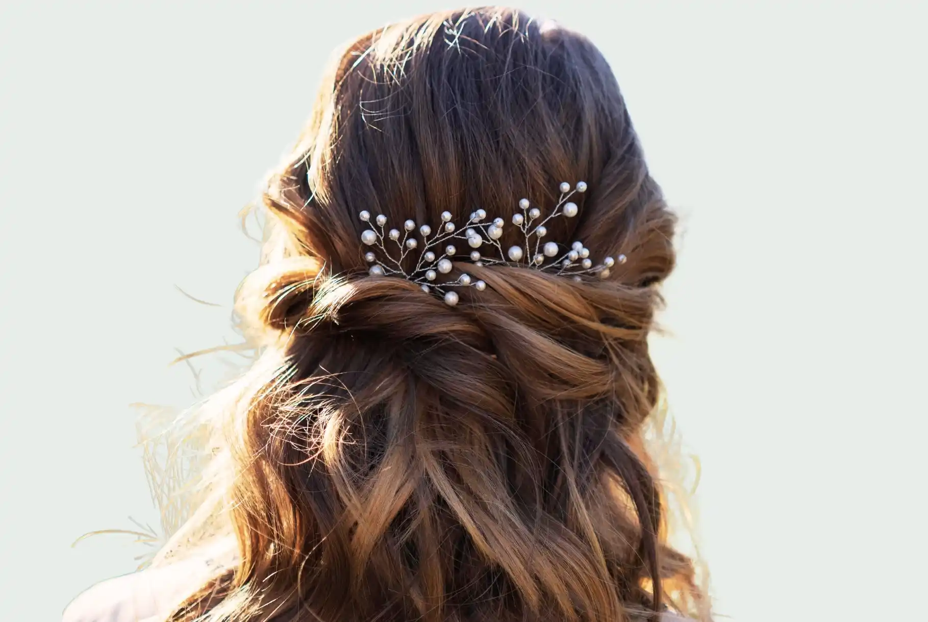 Mujer con semirecogido elegante